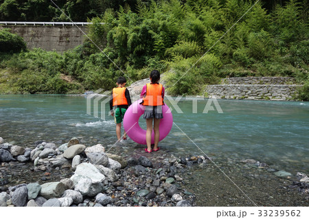 穴吹川で遊ぶ子供 33239562