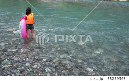 穴吹川で遊ぶ子供 33239563
