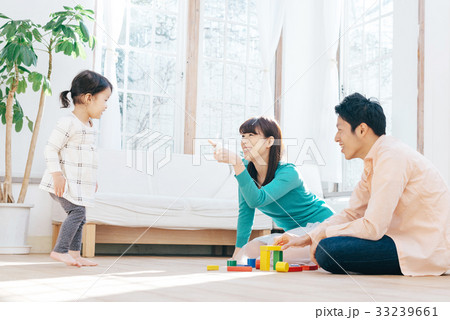 家族　リビングでくつろぐ 33239661