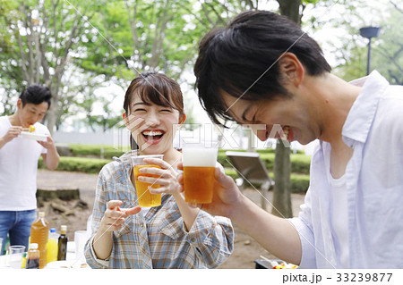 アウトドア バーベキューを楽しむ仲間 アウトドア バーベキューを楽しむ仲間 33239877