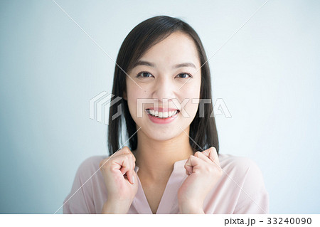 喜ぶ女性 33240090