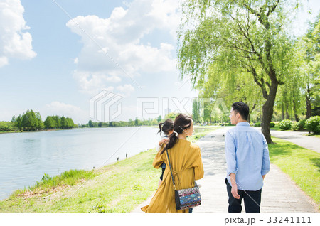 公園で遊ぶ家族 33241111