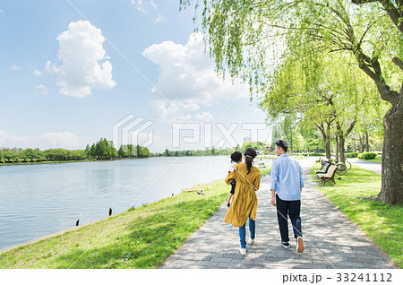 公園で遊ぶ家族 33241112