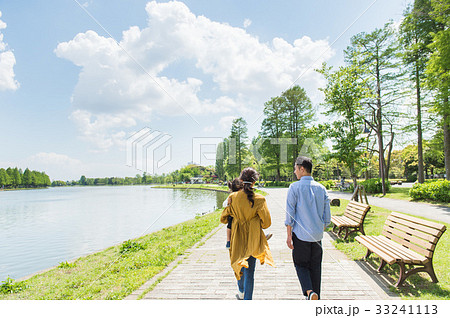公園で遊ぶ家族 33241113