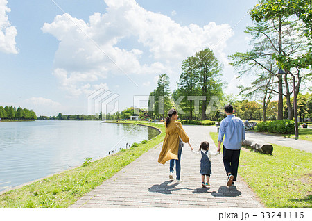 公園で遊ぶ家族 33241116