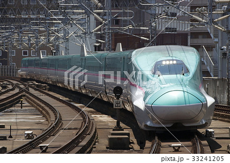 仙台駅に入線する東北新幹線E5系 33241205