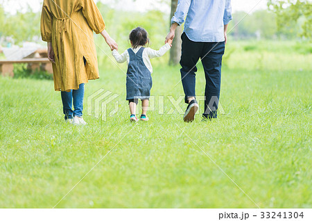 公園で遊ぶ家族 33241304