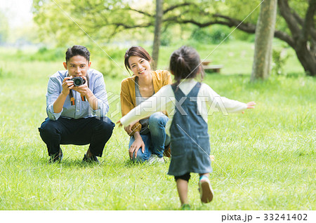公園で遊ぶ家族の写真素材