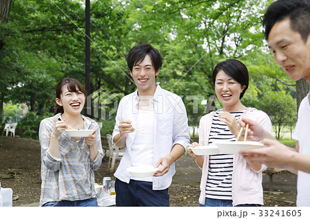 アウトドア　バーベキュー　BBQを楽しむ仲間 33241605