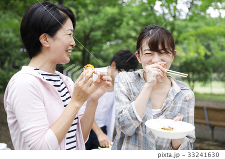 アウトドア　バーベキュー　BBQを楽しむ仲間 33241630
