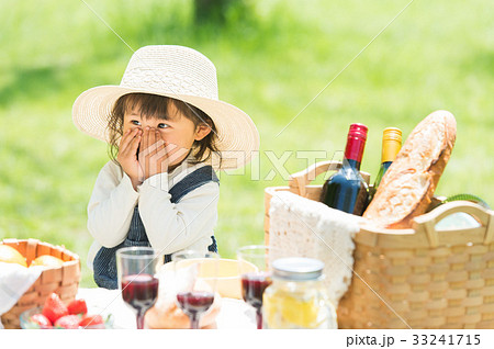 ピクニックをする女の子 ピクニックをする女の子 33241715