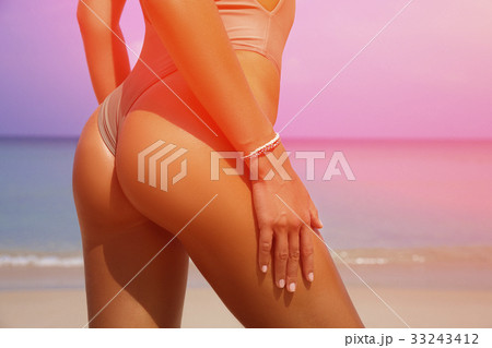 Sporty back of a beautiful woman in bikini. Toned Sporty back of a beautiful woman in bikini. Toned 33243412