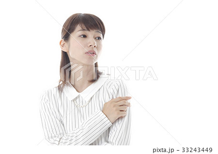 クールな雰囲気の女性 クールな雰囲気の女性 33243449