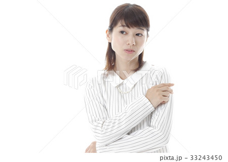 クールな雰囲気の女性 クールな雰囲気の女性 33243450
