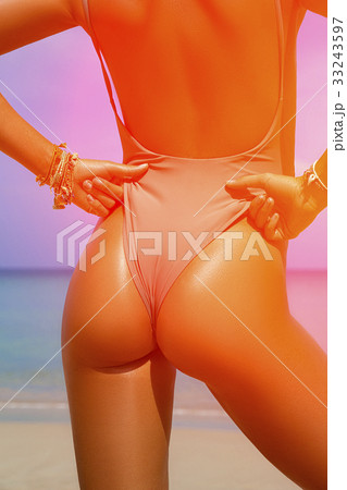 Close-up beautiful slim back of a beautiful woman Close-up beautiful slim back of a beautiful woman 33243597