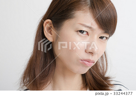 睨む女性 表情 顔 睨む女性 表情 顔 33244377