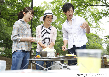 アウトドア　バーベキュー　BBQを楽しむ仲間 33244378