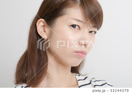 不機嫌な女性　表情　顔 33244379