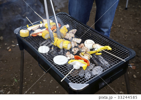 アウトドア バーベキュー BBQを楽しむ仲間 アウトドア バーベキュー BBQを楽しむ仲間 33244585