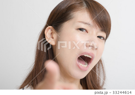 文句を言う女性　表情 33244614