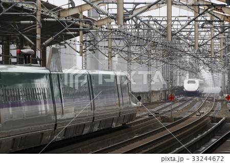 旅客転落により遅延発生の東北新幹線（お盆シーズンの郡山駅） 33244672
