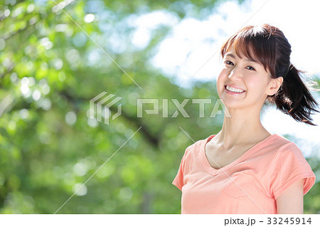 ストレッチ　若い女性 33245914