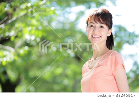 ストレッチ　若い女性 33245917