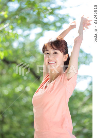 ストレッチ　若い女性 33245918