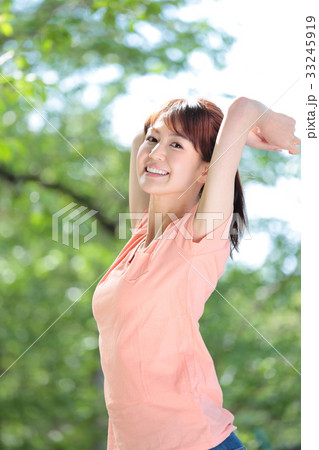 ストレッチ　若い女性 33245919