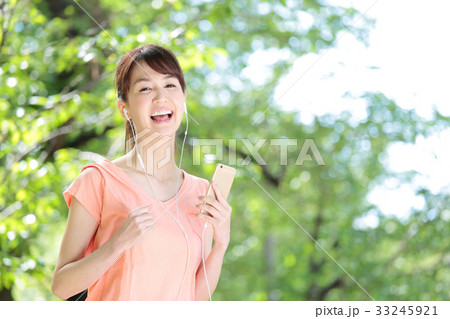 ライフスタイル　ミドル女性　新緑 33245921