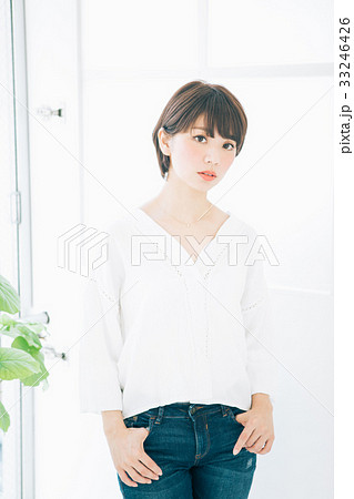 デニムをはいた若い女性 33246426