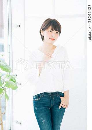 デニムをはいた若い女性 33246428