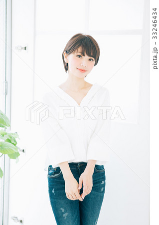 デニムをはいた若い女性 33246434