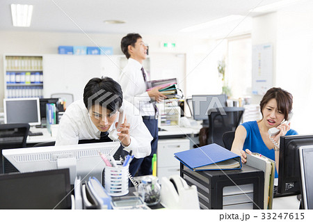 繁忙期 忙しい 人手不足 オフィス ビジネス 繁忙期 忙しい 人手不足 オフィス ビジネス 33247615
