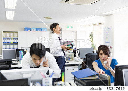 繁忙期 忙しい 人手不足 オフィス ビジネス 繁忙期 忙しい 人手不足 オフィス ビジネス 33247616