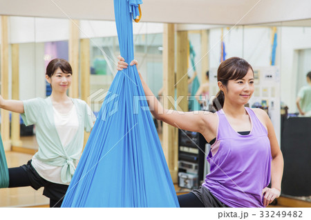 ヨガ　エアリアルヨガ　フィットネス　スポーツジム　女性　エクササイズ 33249482