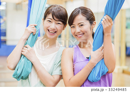 ヨガ　エアリアルヨガ　フィットネス　スポーツジム　女性　エクササイズ 33249485