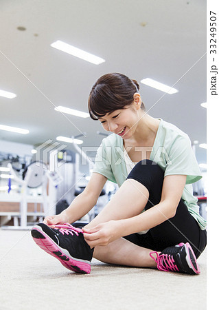 フィットネス　スポーツジム　休憩　女性　エクササイズ　フィットネスクラブ 33249507