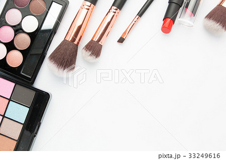 Makeup brush set with eye shadow palette on white Makeup brush set with eye shadow palette on white 33249616