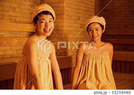 サウナ　温泉　友達　入浴　休憩　女性 33250480