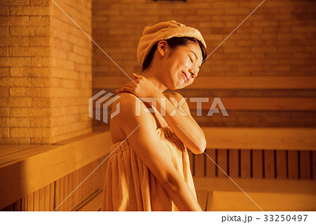 サウナ　温泉　入浴　休憩　女性 33250497