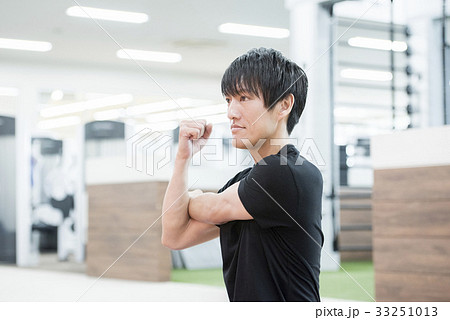 ストレッチする男性 33251013