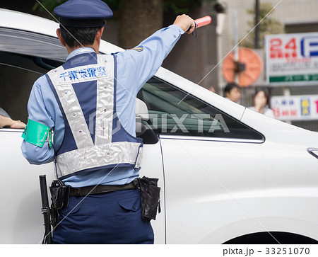 交通を指揮する警察官の写真素材