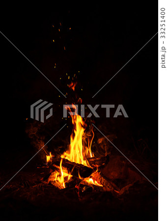Fire burns at night in a tourist camp Fire burns at night in a tourist camp 33251400