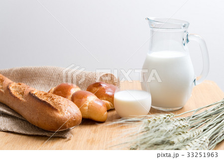 牛乳とパン 33251963
