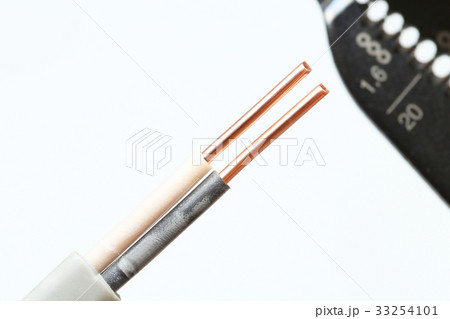 電気工事　ケーブルストリッパーでケーブル絶縁被覆をはぎ取る作業 33254101