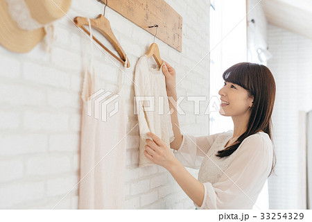 女性と衣類 33254329