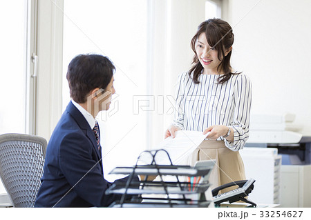 ビジネス 上司 OL 書類 33254627