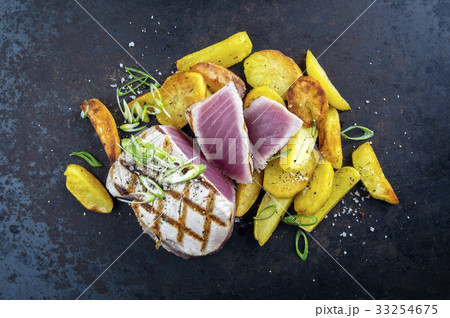 Tuna Steak with Fried Potatoes 33254675