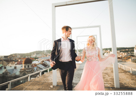 Young loving woman and man walking in city roof 33255888